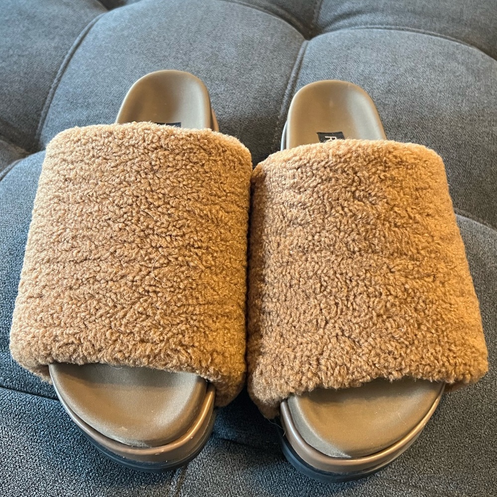 Like New! ROAM Fuzzy Platform Wedge Slide in Cognac